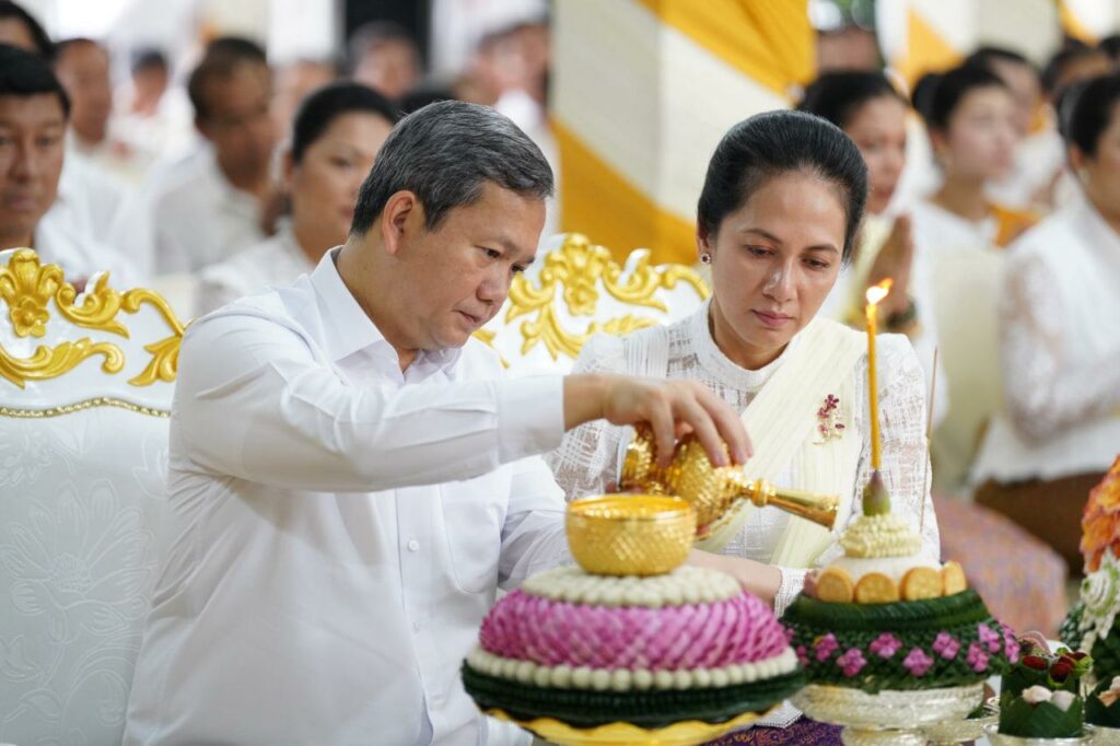 សម្ដេចមហាបវរធិបតី ហ៊ុន ម៉ាណែត និងលោកជំទាវបណ្ឌិត អញ្ជើញរាប់បាត្រថ្ងៃភ្ជុំបិណ្ឌ វត្តហរិរក្សរាជិនី ហៅវត្តវាំងចាស់